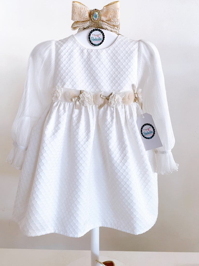 Vestido color crudo con detalles de flores