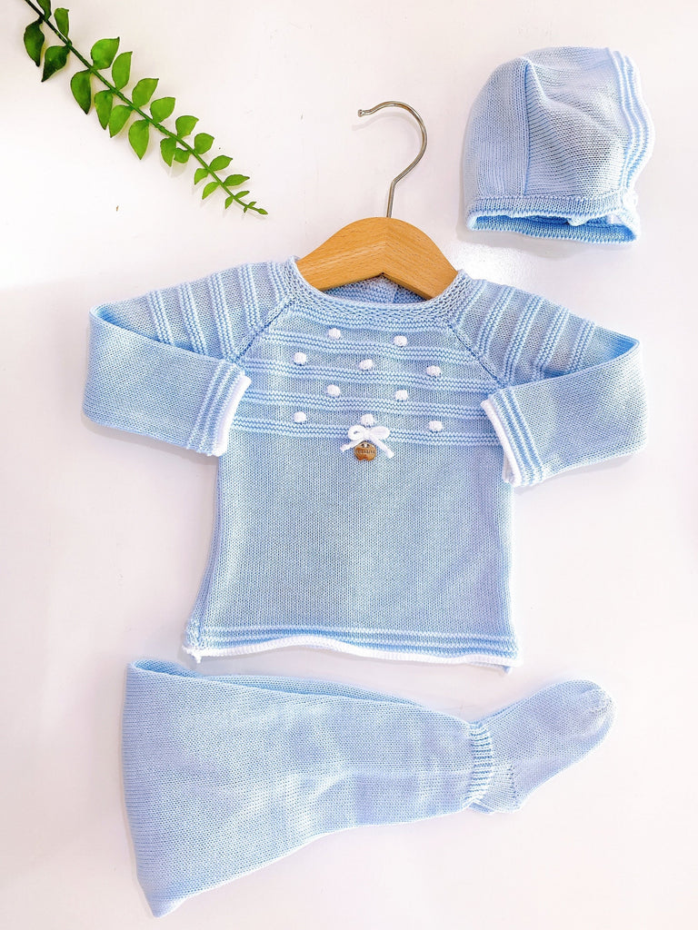 Conjunto 3 piezas azul claro con puntitos tejidos blancos