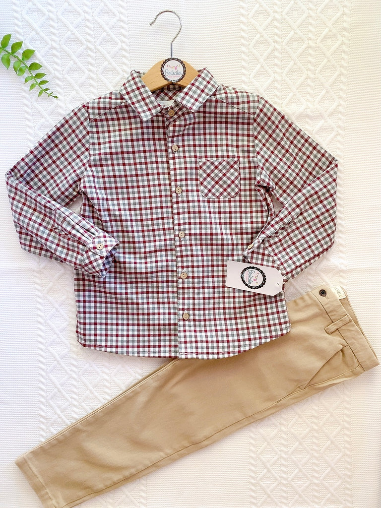 Camisa cuadros tintos  y pantalón color caqui