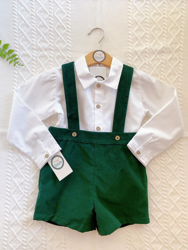 Conjunto short con tirantes verde botella con camisa blanca blanca manga larga