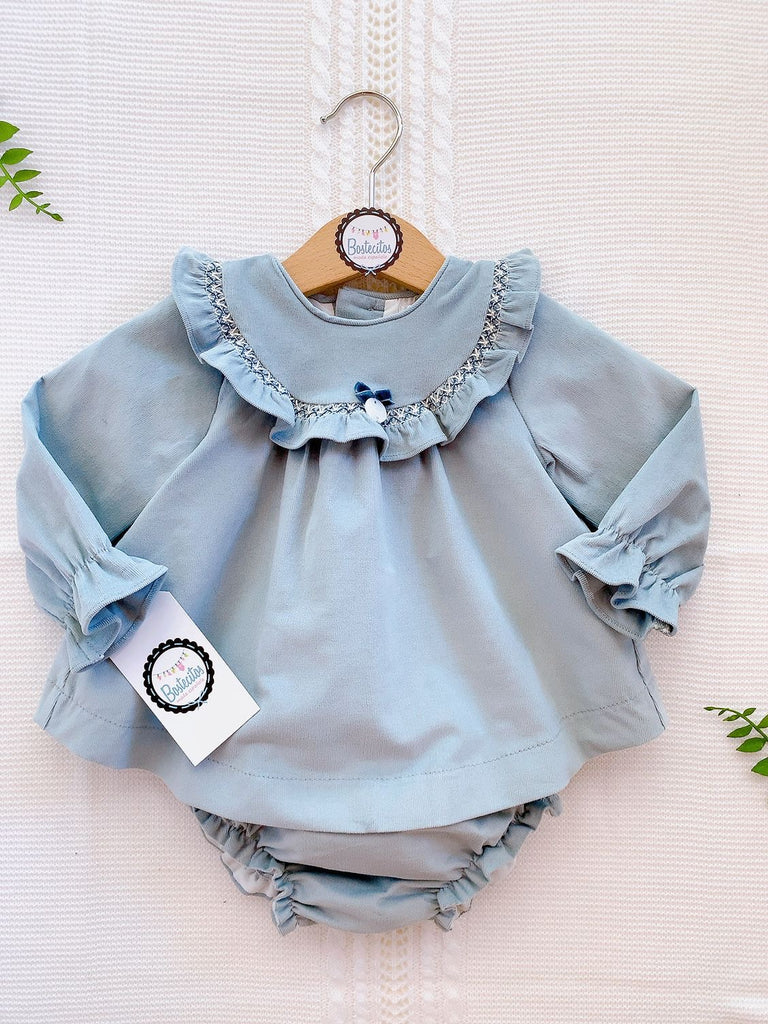 Conjunto pana azul con detalles en cuello bordados