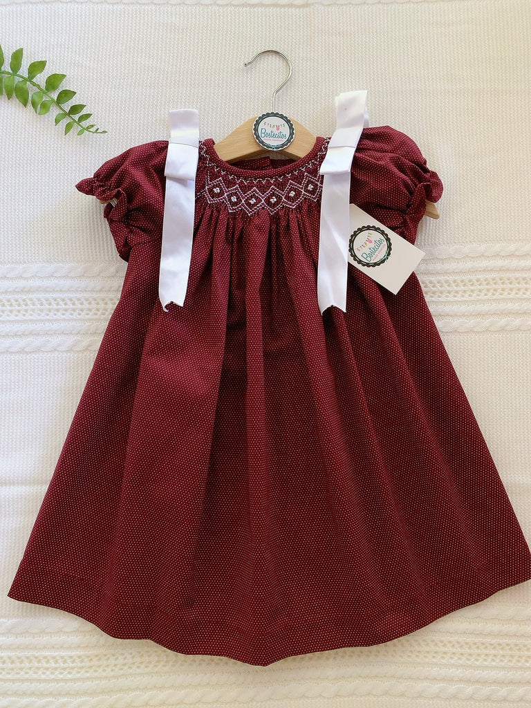 Vestido tinto bordado a mano con moños blancos en los hombros
