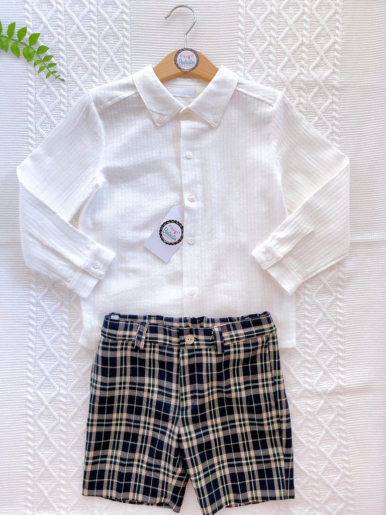 Conjunto camisa blanca manga larga con short cuadros azul marino con café