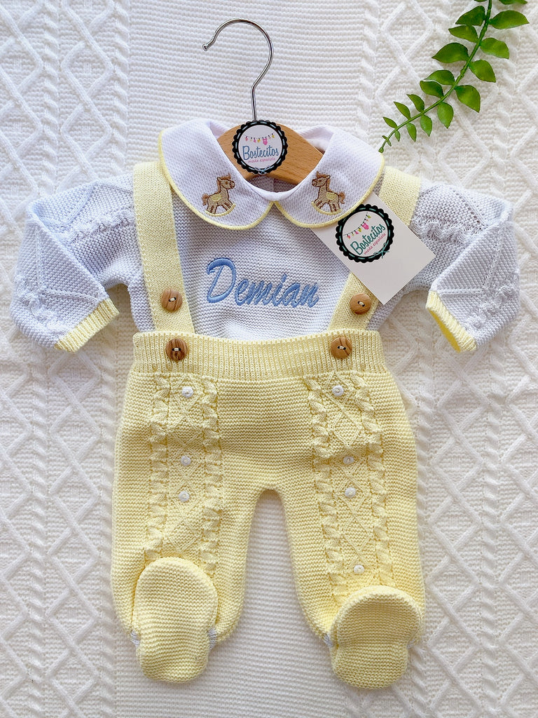 Overol tejido amarillo con cuello bordado caballitos y su gorrito (0-1 mes)