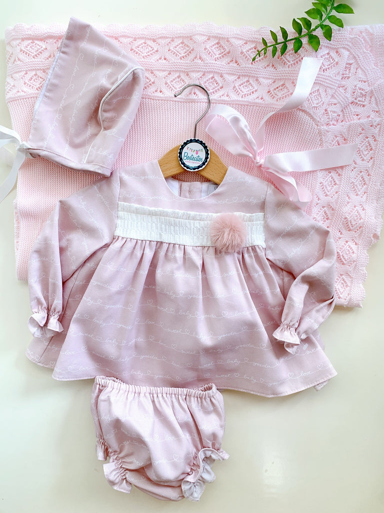Conjunto 3 piezas rosa con pompón rosa, vestido, calzón y gorro (18 meses)