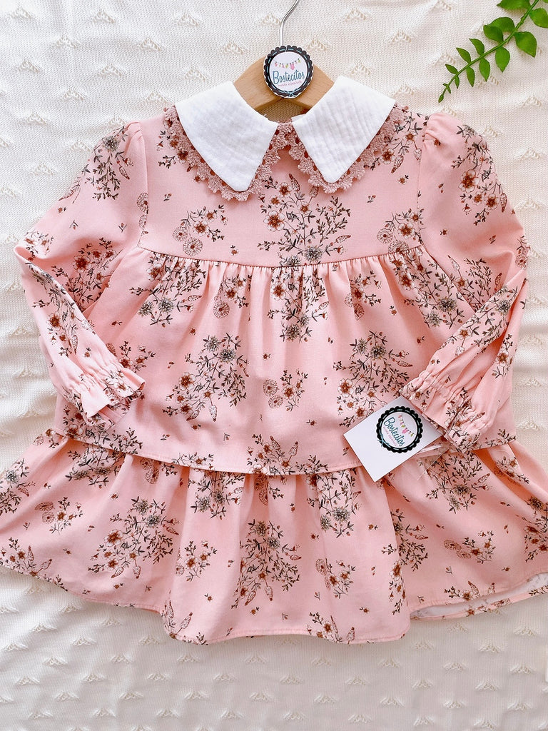 Vestido rosa con flores cuello blanco