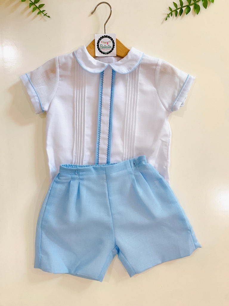 Conjunto short azul bebé con camisa blanca detalles azul