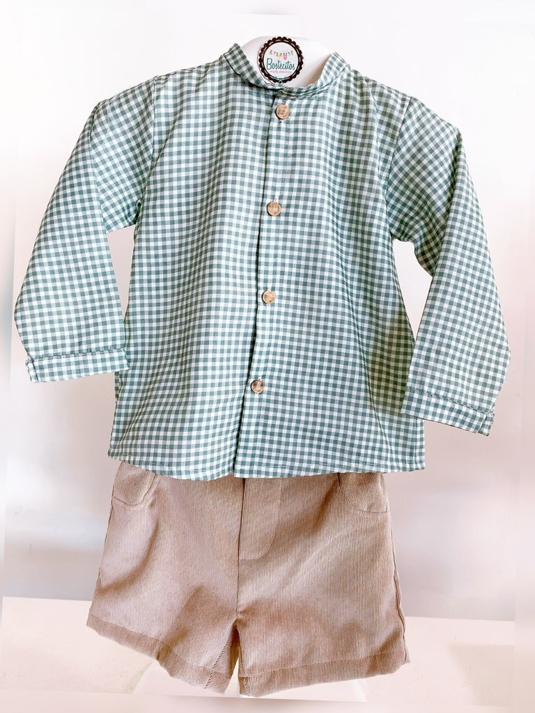 Conjunto camisa cuadros verdes con short color caqui pana