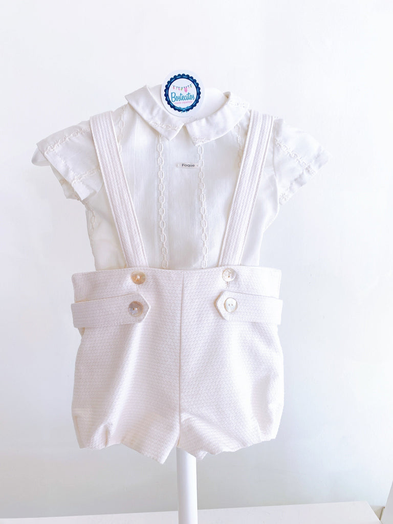 Conjunto beige short con tirantes y camisa con cuello