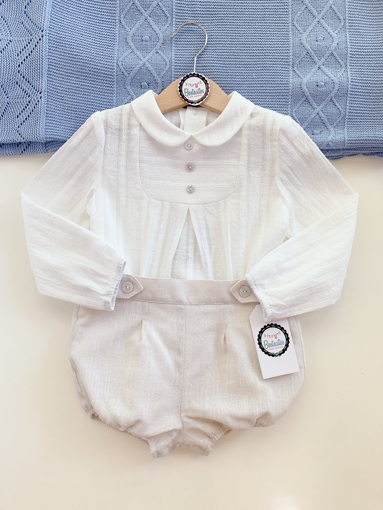 Conjunto camisa manga larga blanco Perla con dos botones al centro grabados blanco Perla con short color caqui
