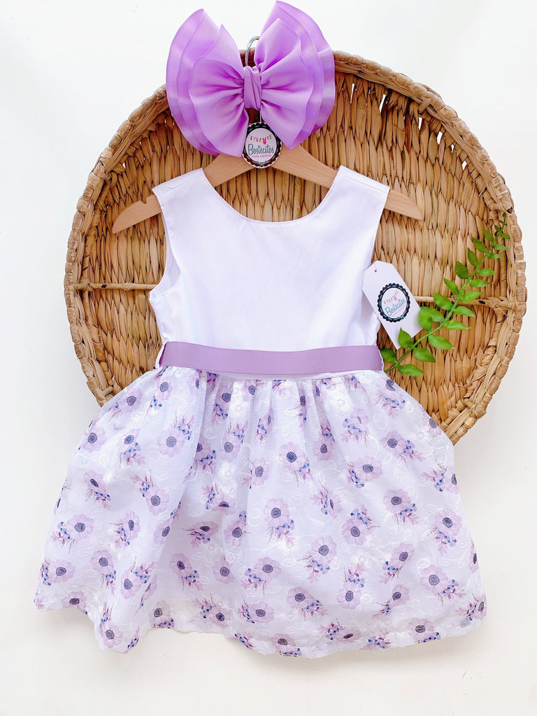 Vestido blanco con estampado flores lavanda y un lazo lavanda