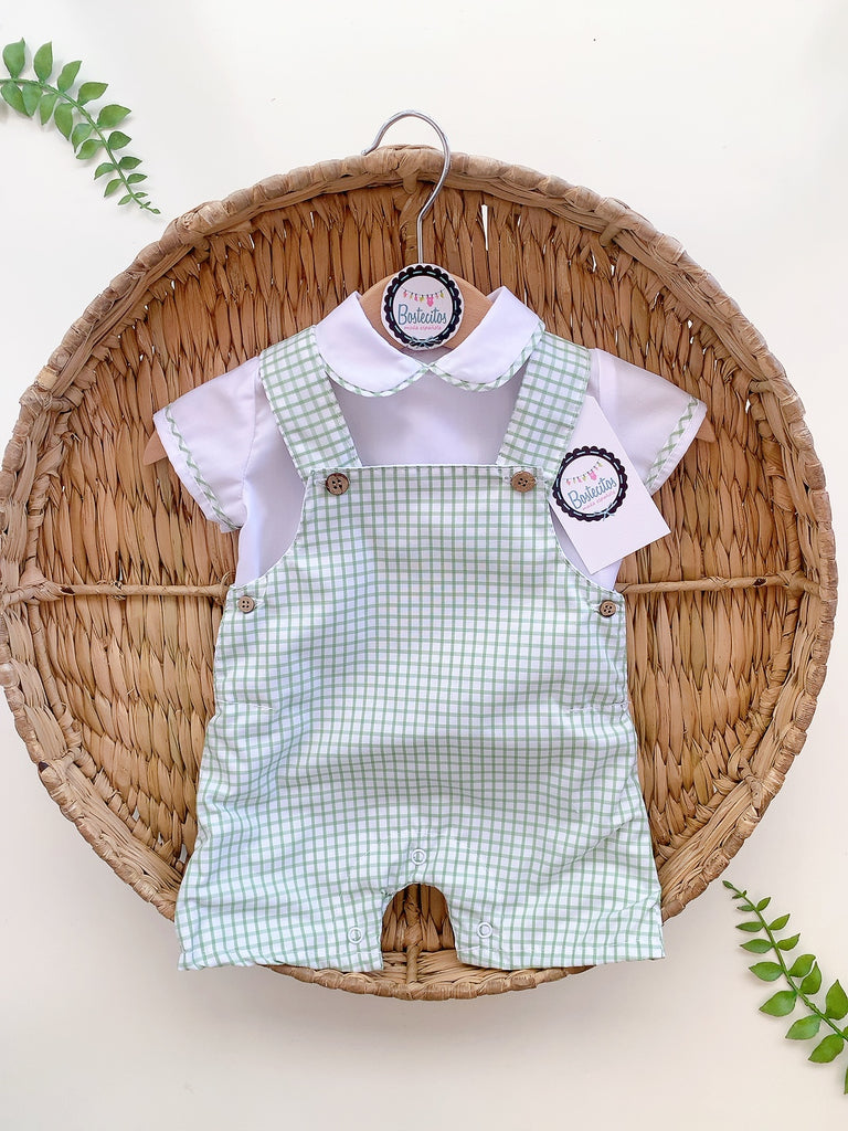 Overol corto verde cuadros blancos short con tirantes con camisa blanca