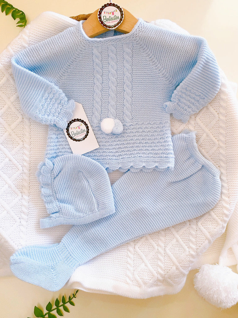 Tejido azul bebé con dos pompones una blanco y otro azul