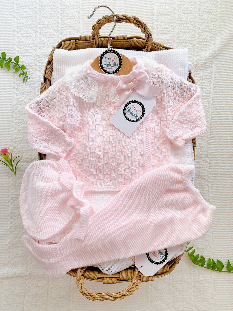 Tejido rosa bebé cuello Olán y moño botones al frente