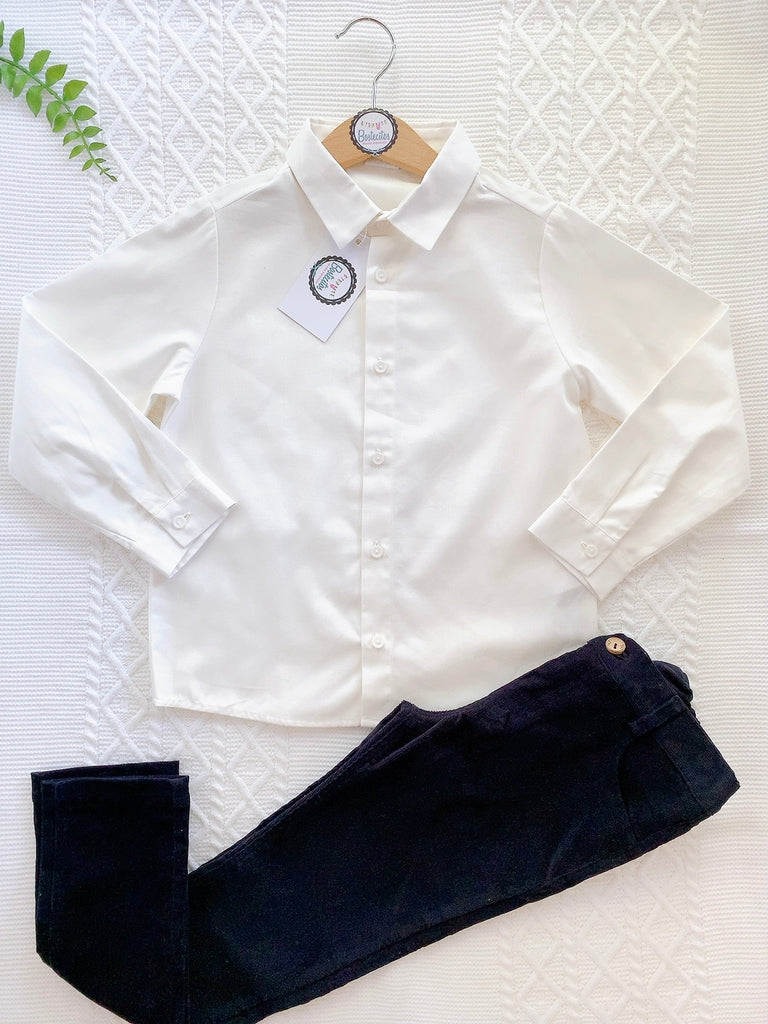 CAMISA BLANCA PANTALÓN AZUL