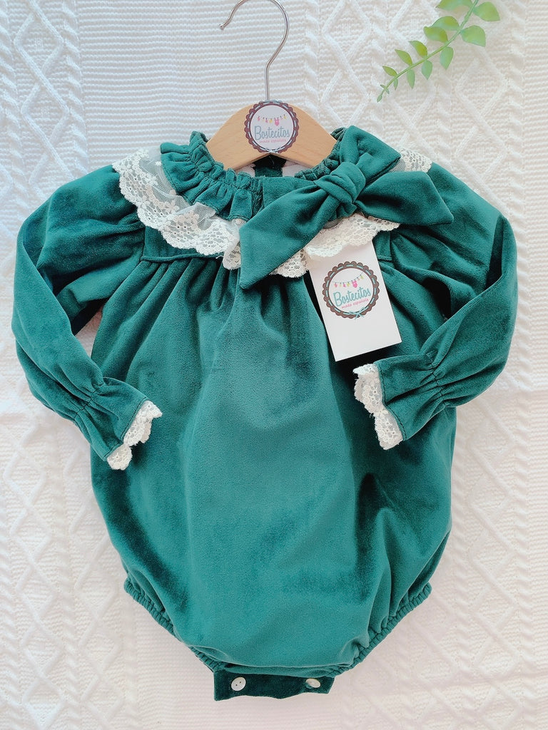 Ranita verde terciopelo con cuello beige encaje(12 meses)