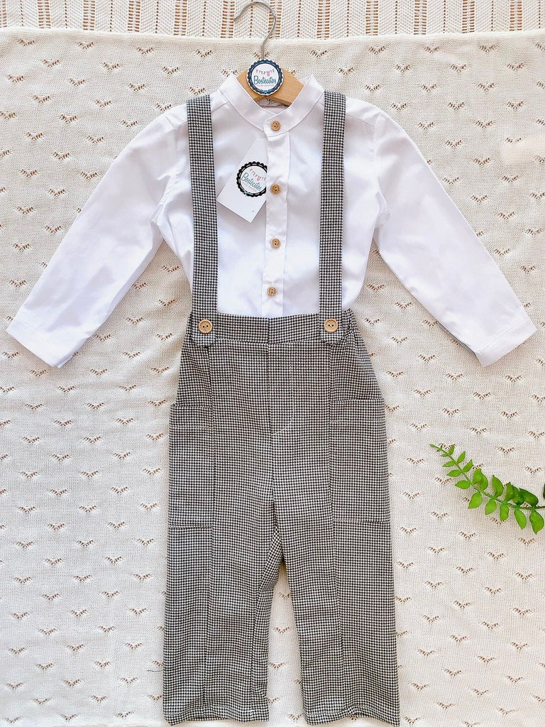 Overol blanco con negro con camisa blanca