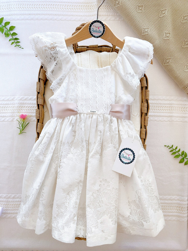 Vestido blanco encaje y moño café ceremonia