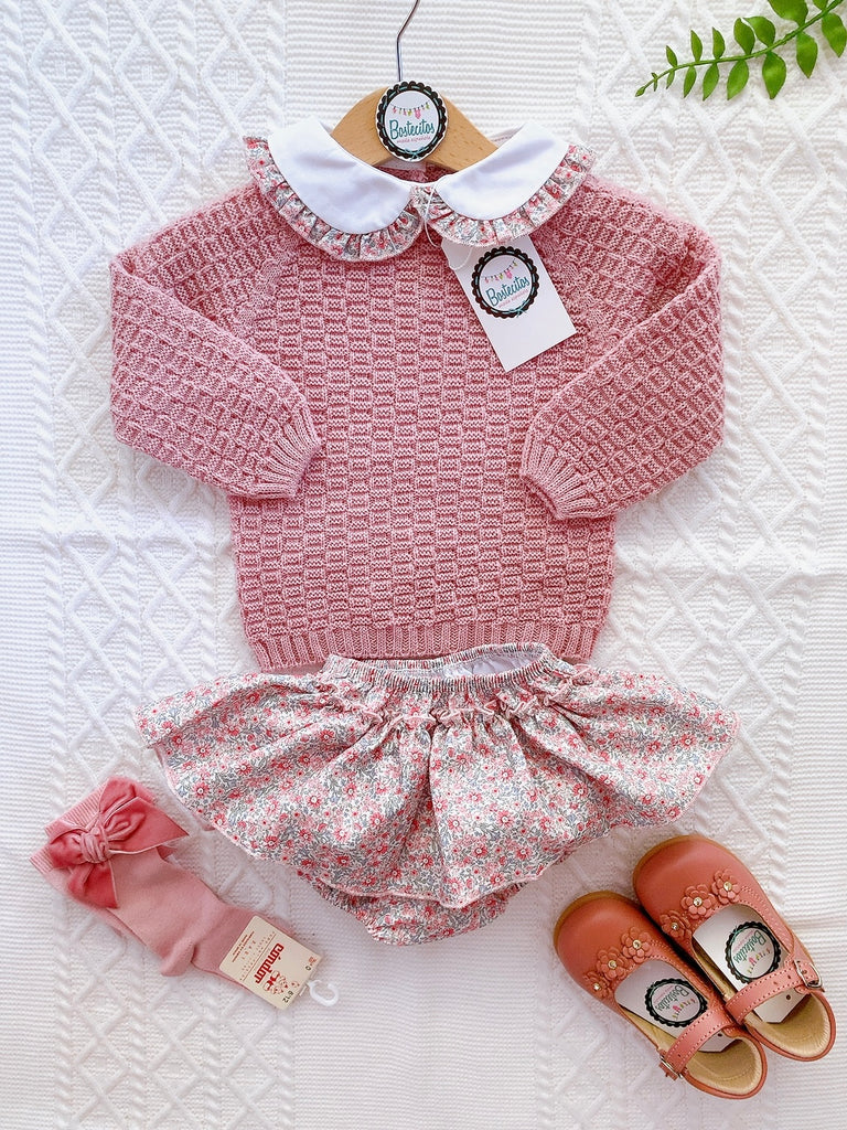 Conjunto calzón falda  con blusa suéter con cuello blanco