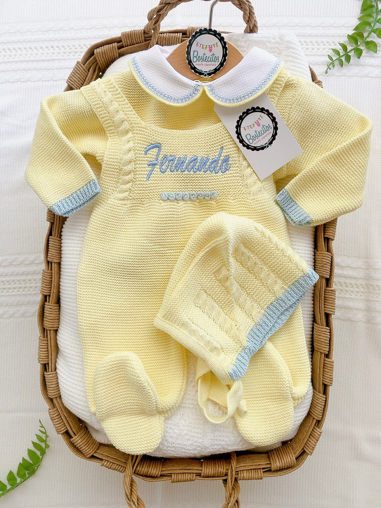Tejido overol amarillo cuello blanco con detalles color gris (0-1 mes)