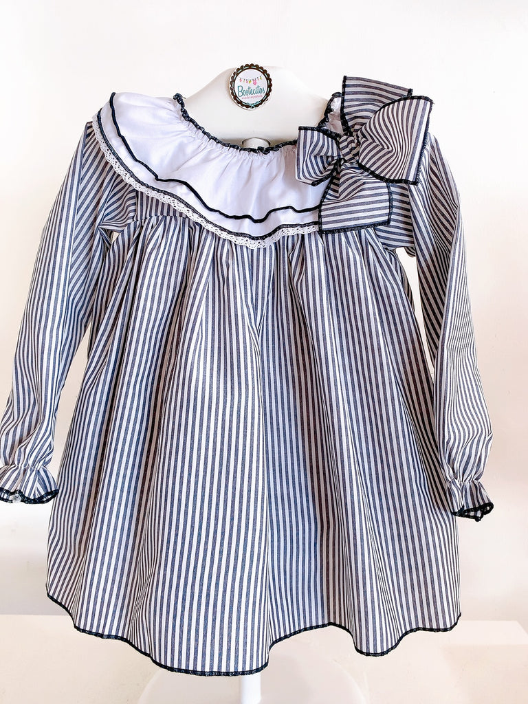 Vestido azul marino rayas blancas con cuello blanco con calzón