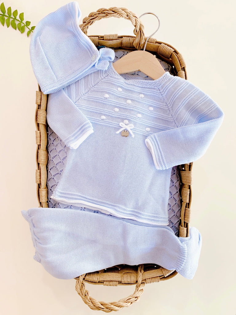 Conjunto 3 piezas azul claro con puntitos tejidos blancos