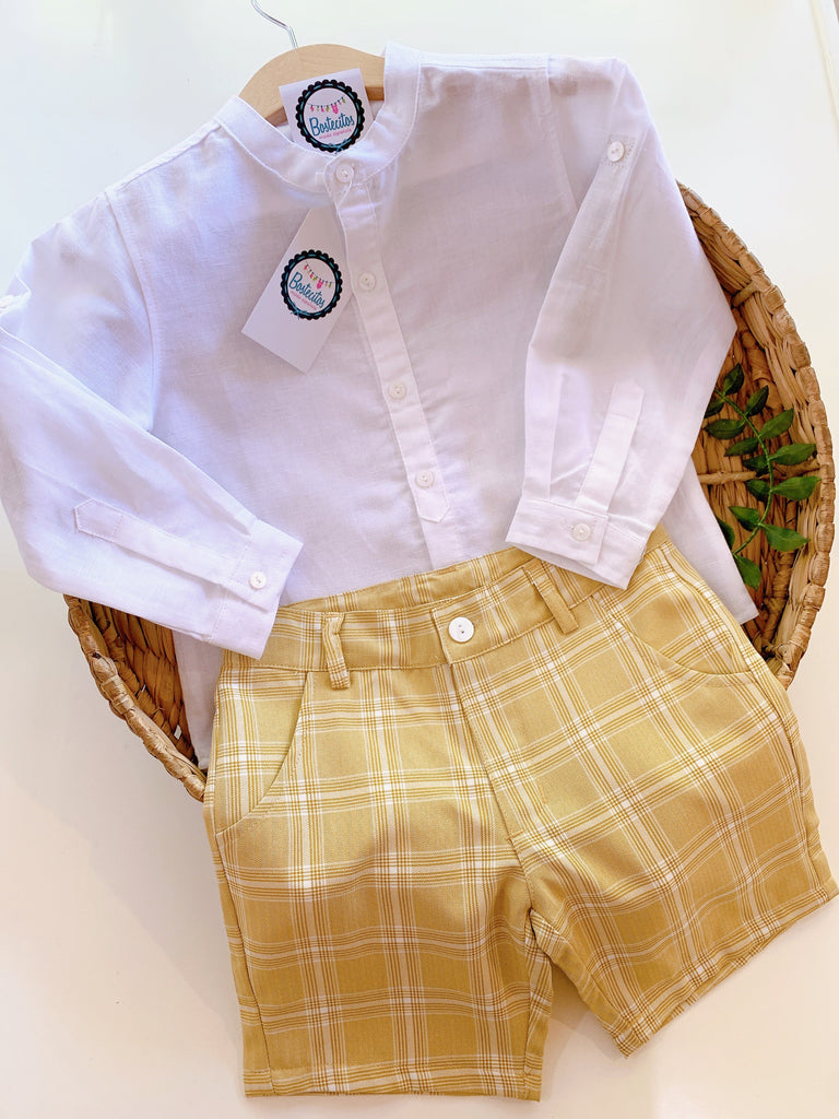 Conjunto short cuadros mostaza con camisa blanca