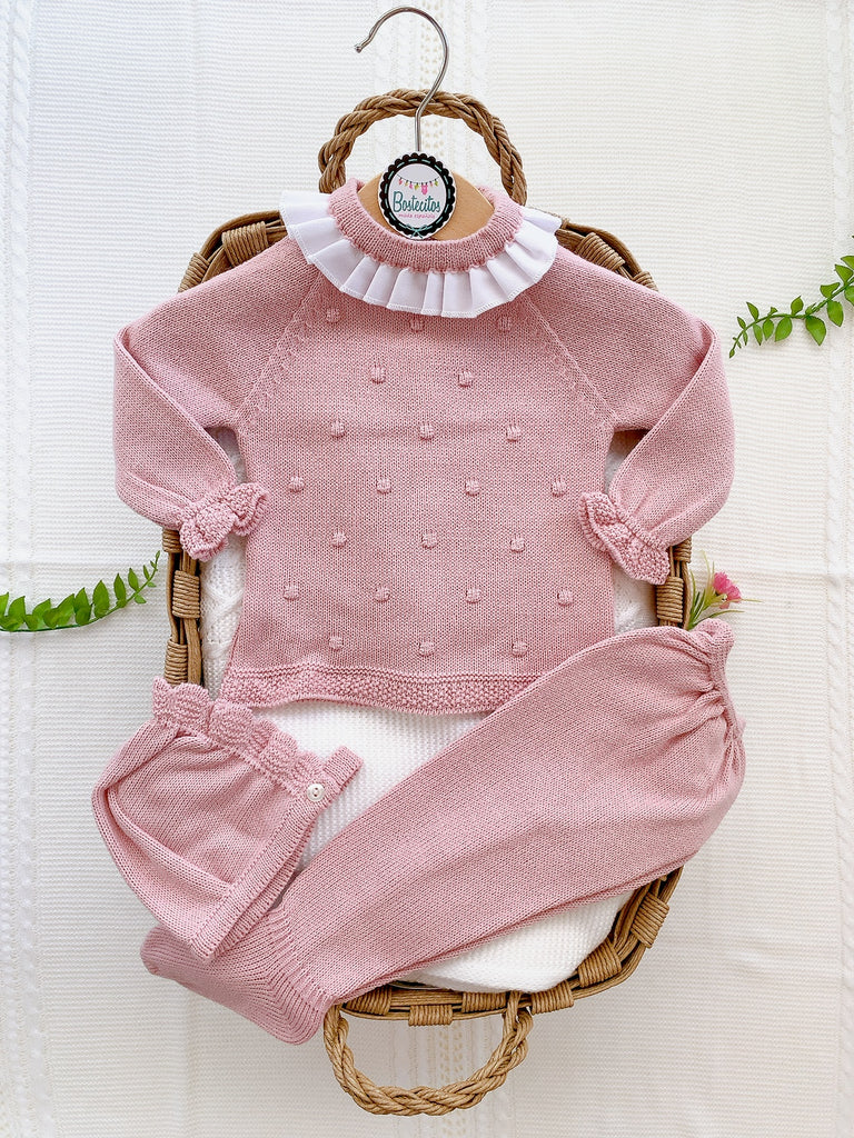 Conjunto rosa palo bolitas rosas con cuello blanco