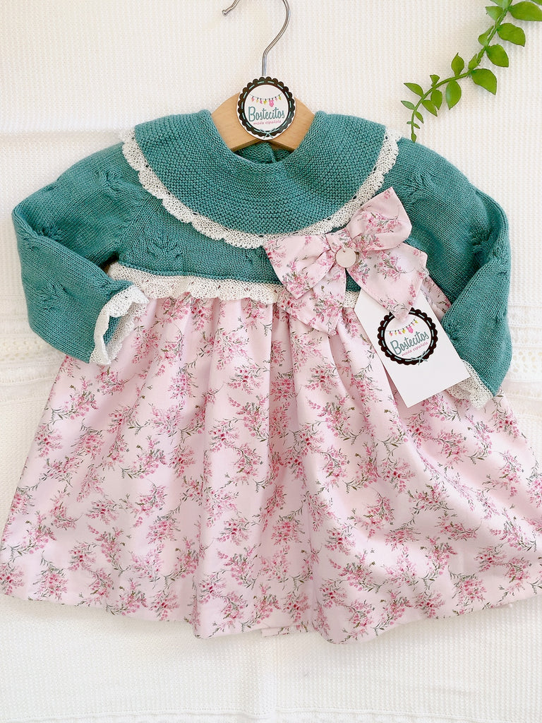 Vestido tejido verde cuello redondo con estampado flores rosas y moño al frente