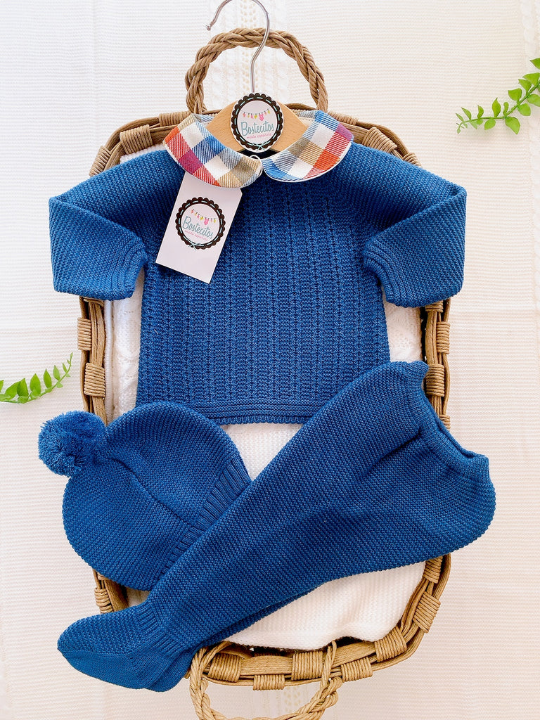 Tejido azul fuerte con cuello cuadrado