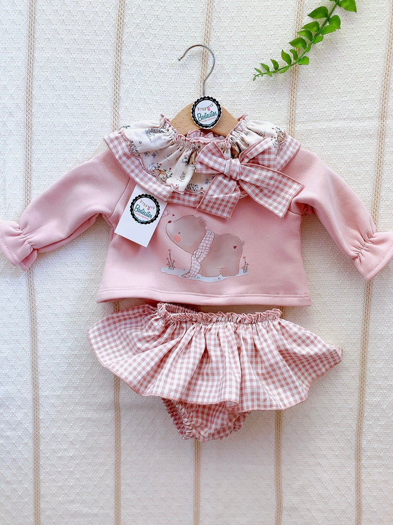 Conjunto suéter rosa palo con cuello cuadrado estampado oso con falda calzón