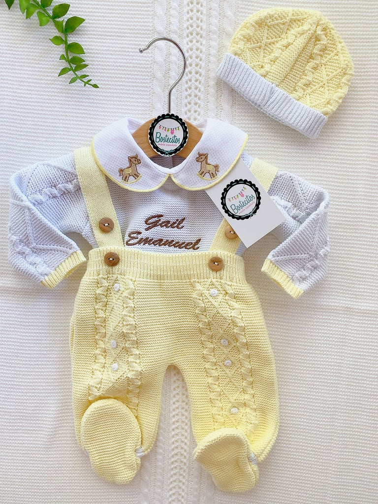Overol tejido amarillo con cuello bordado caballitos y su gorrito (0-1 mes)
