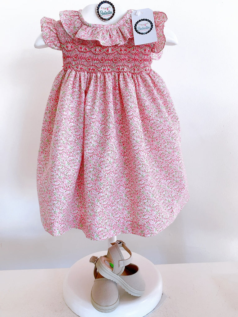 Vestido flores rosa fuscia con rosa bebé y hojitas verdes bordado a mano manga corta
