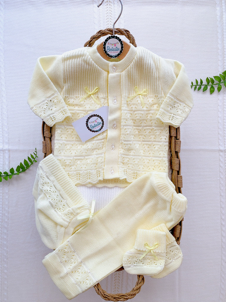 Tejido amarillo bebé con botones al frente dos moños calado suéter, pantalón, gorro y zapatitos (3 meses)