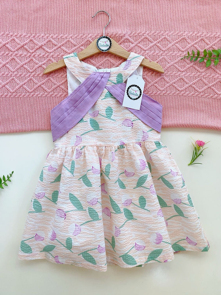 Vestido color coral con morado y estampado hojas verdes