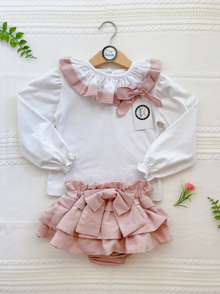 Conjunto falda con calzón y blusa blanca con moño en el cuello