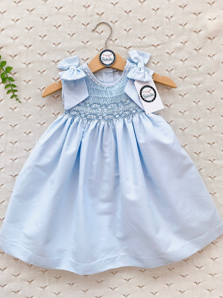 Vestido azul smock bordado a mano con dos moños en los hombros