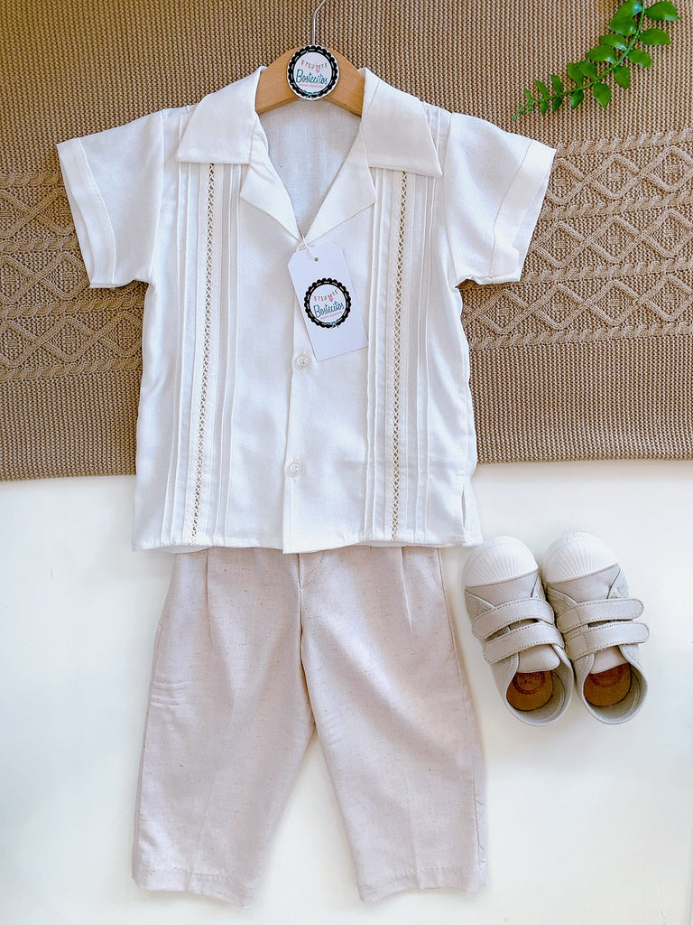 Guayabera beige con pantalón color caqui