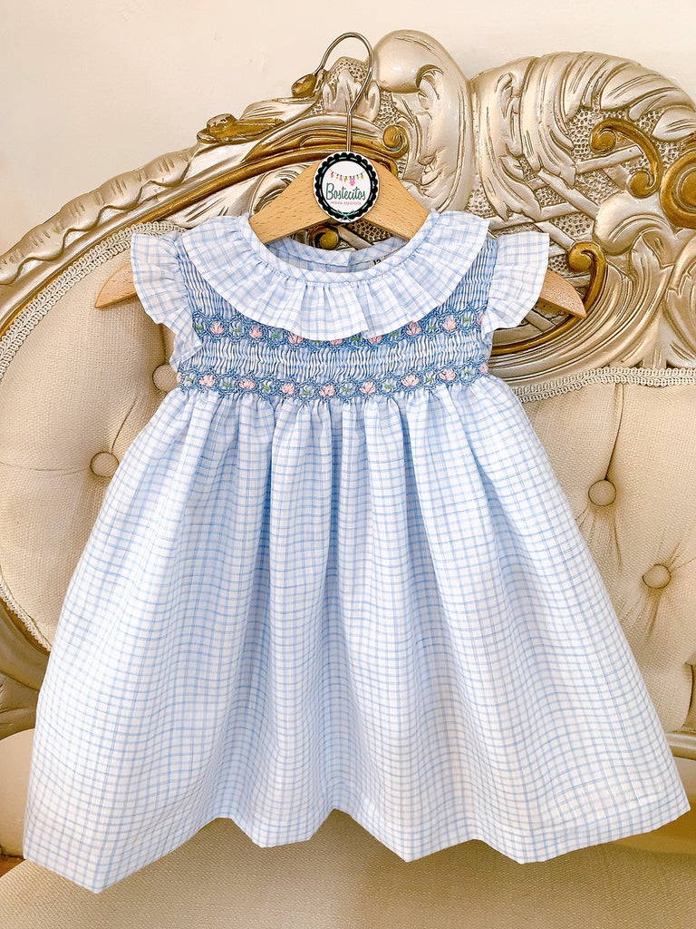 Vestido bordado a mano cuadros azul con blanco y flores cuello Olán y mangas Olán
