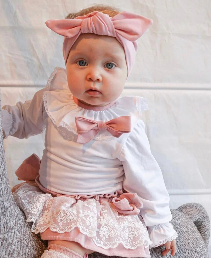 Conjunto blusa con falda terciopelo rosa con moños a los lados y Olán