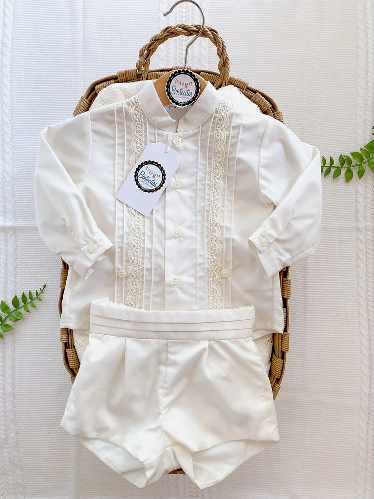 Conjunto beige con bordados en la camisa.