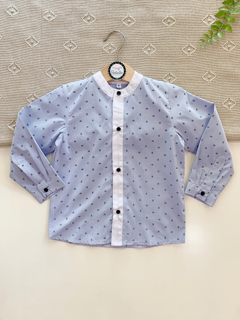 Camisa azul con línea blanca en los botones