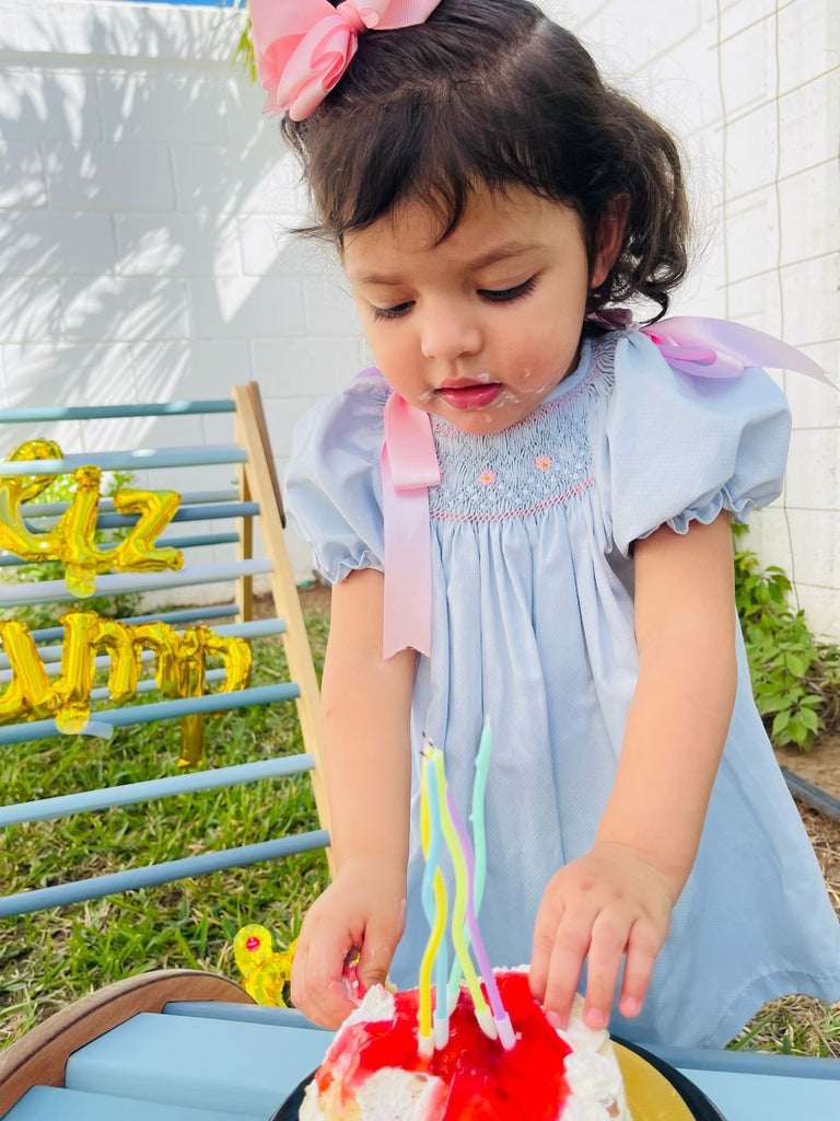 Vestido azul mangas bombachas bordado a mano flores rosa con dos listones rosas en hombros