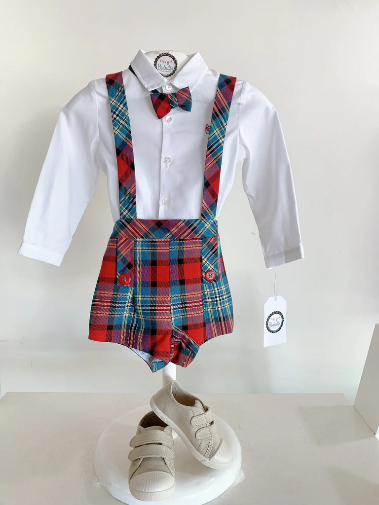 Short con tirantes navideño con moño y camisa blanca