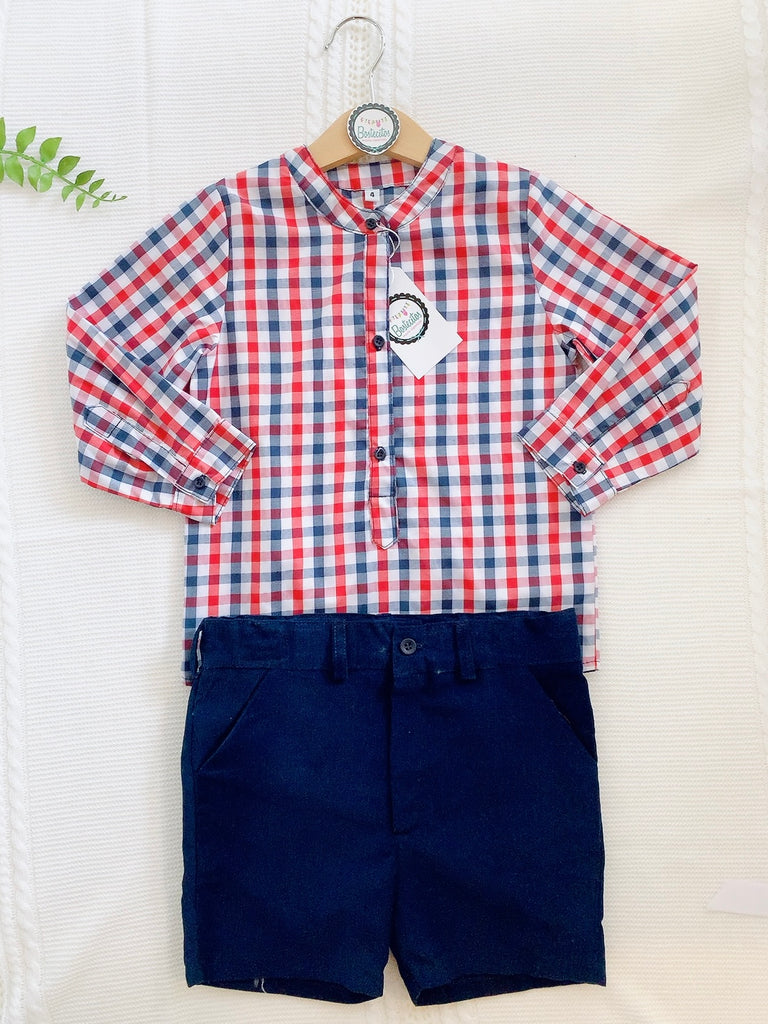 Short pana azul marino con camisa cuadros rojo con azul marino