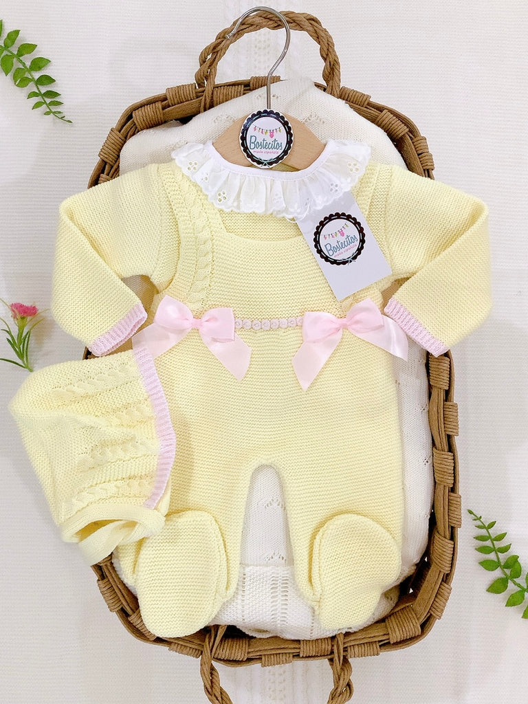 Mameluco tejido amarillo con dos moños rosas y gorro (1 mes)