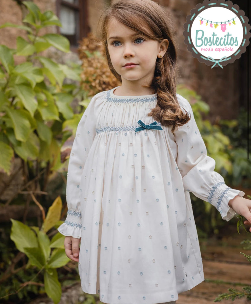 Vestido beige mangas bordadas azules