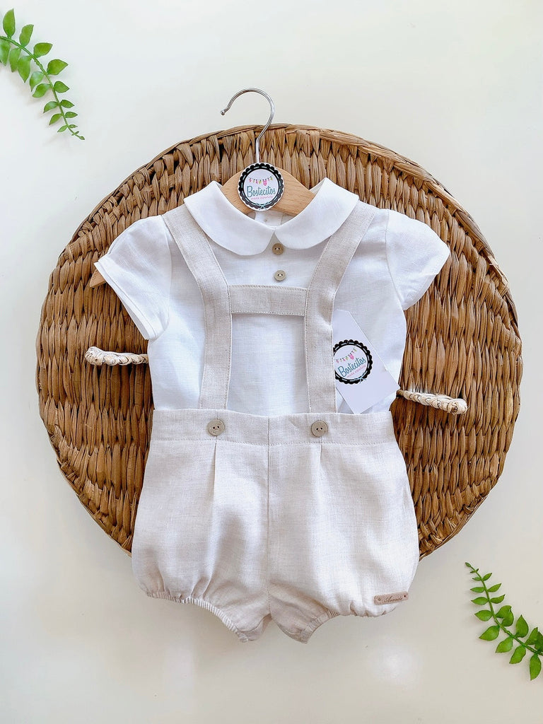 Conjunto de español short con tirantes Lino con camisa blanca