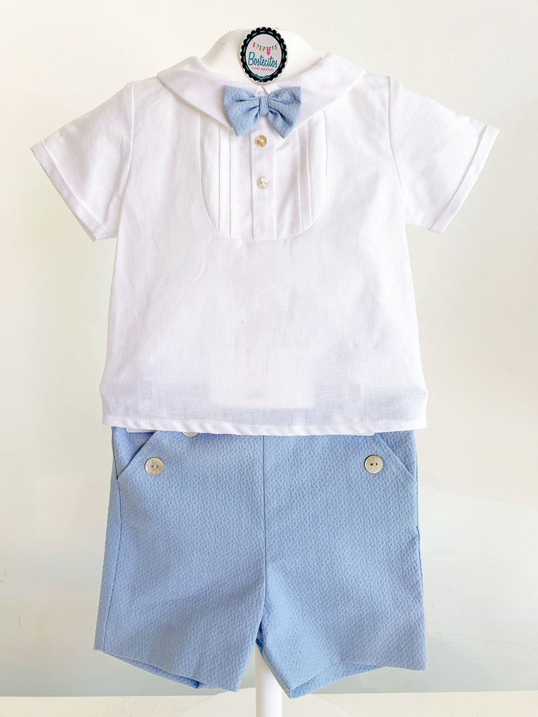 Conjunto short azul con camisa blanca y moño azul