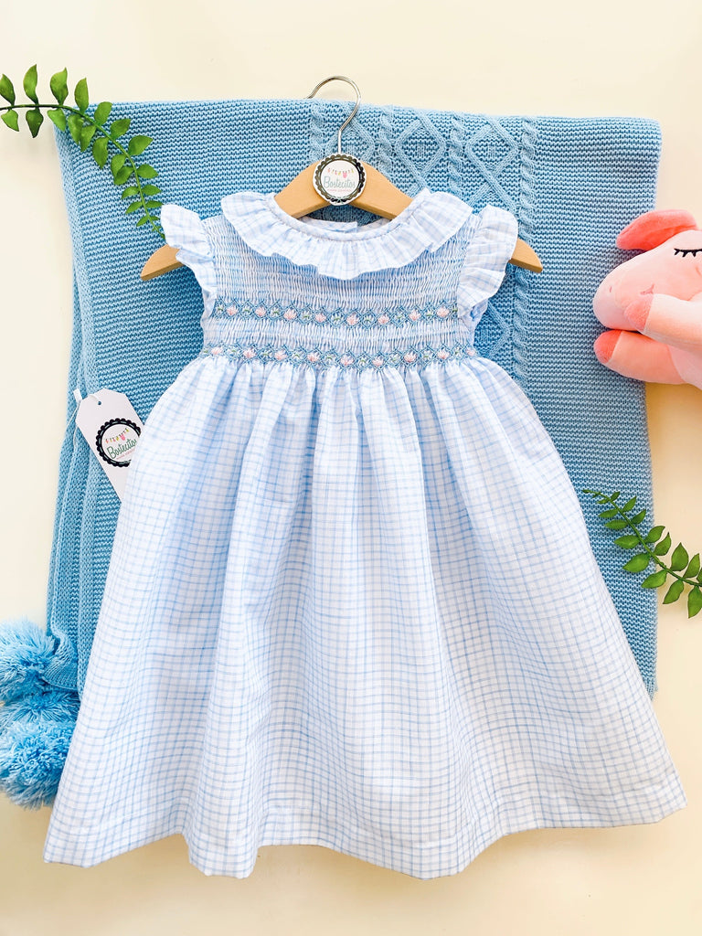 Vestido bordado a mano cuadros azul con blanco y flores cuello Olán y mangas Olán